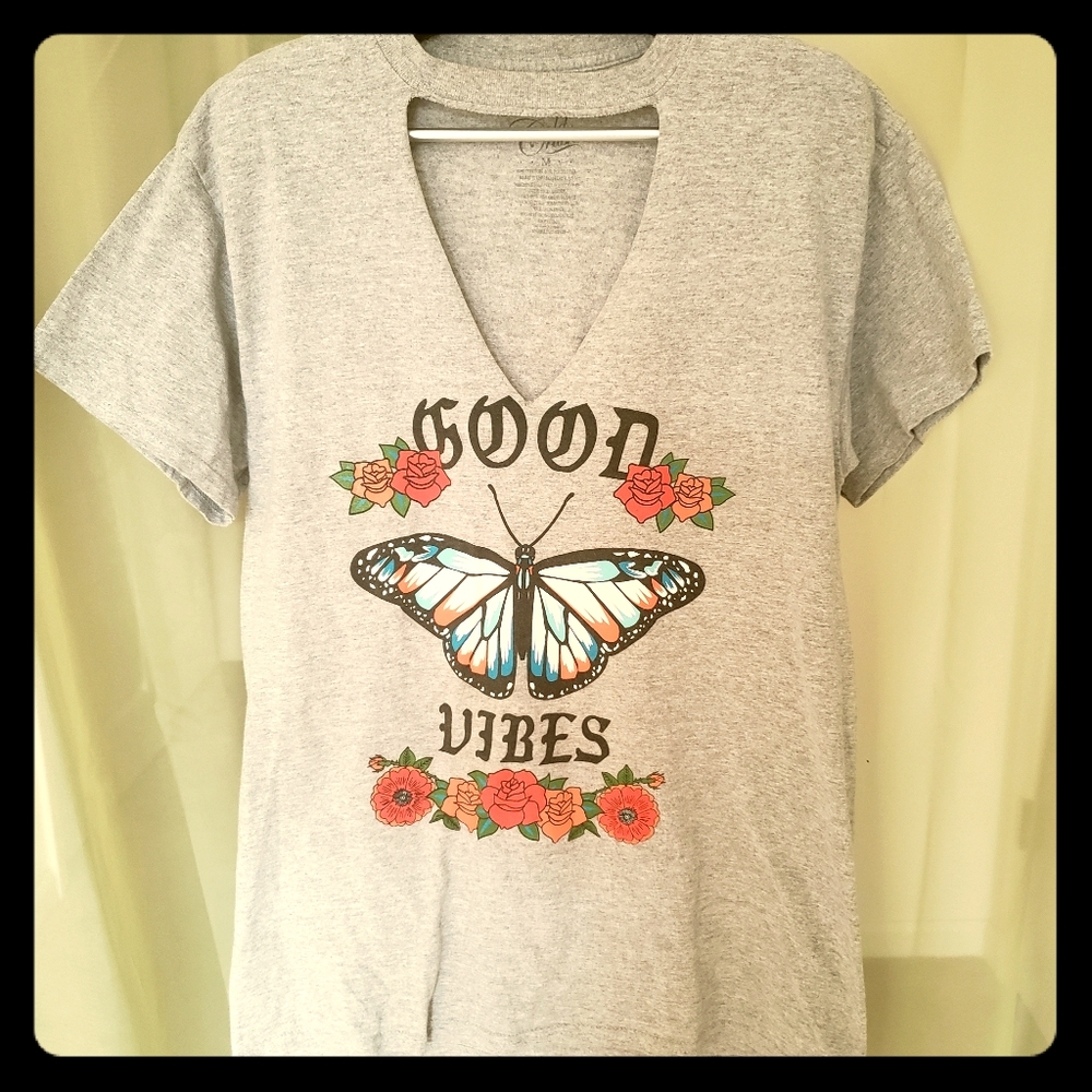 🔥3 for 25! Choker neck short sleeve tee size M